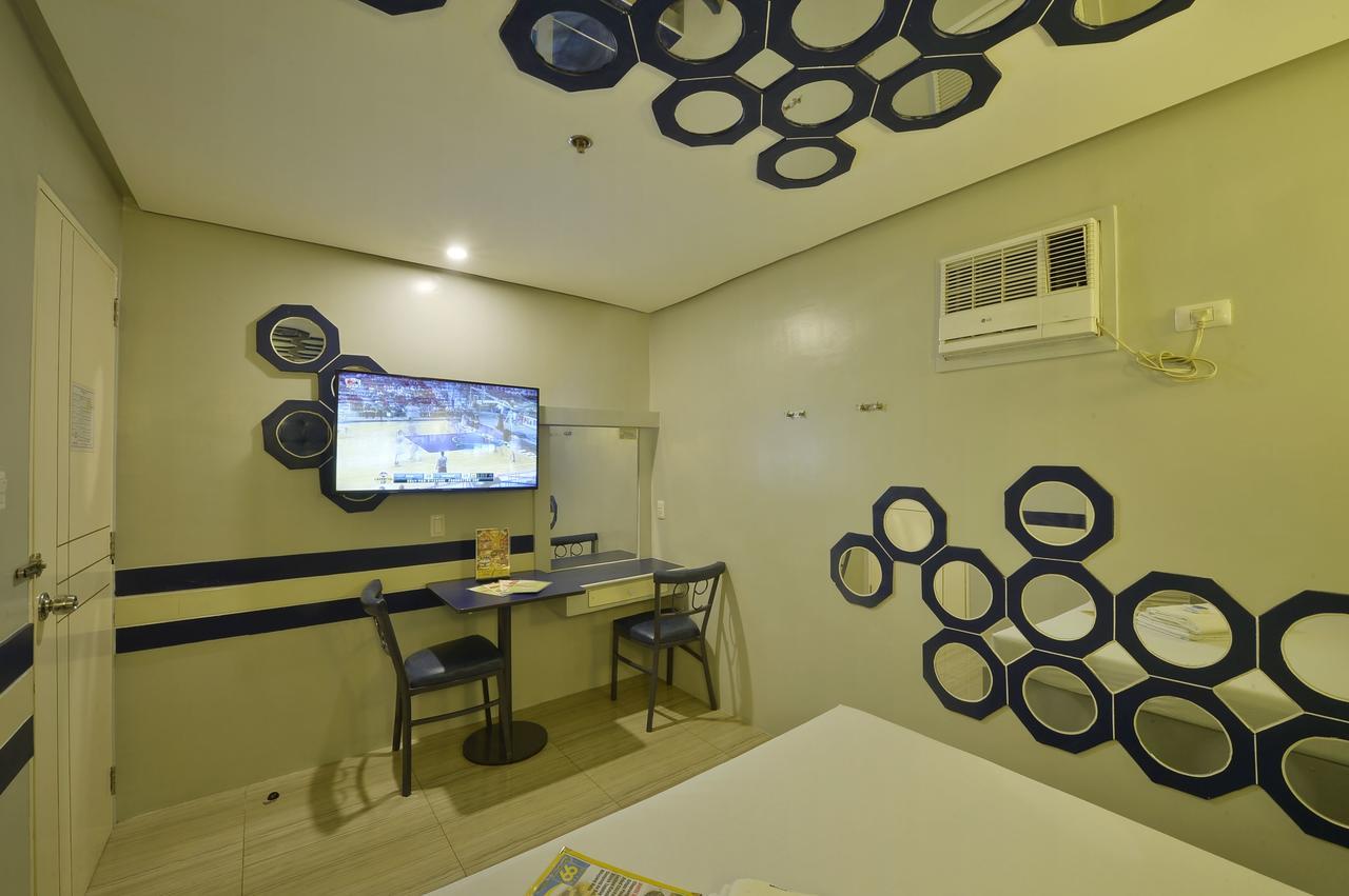 Hotel 99 Monumento Caloocan Exterior photo